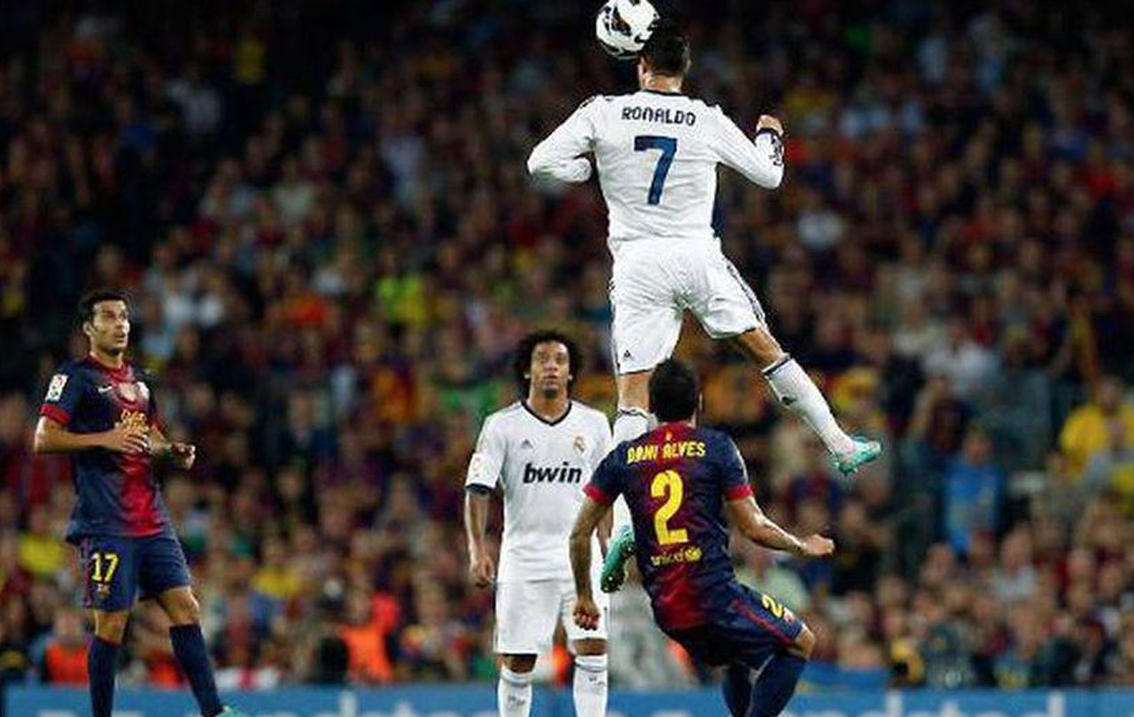 Haaland emuló la mítica fotografía de Cristiano Ronaldo saltando por encima de la cabeza de los defensas 