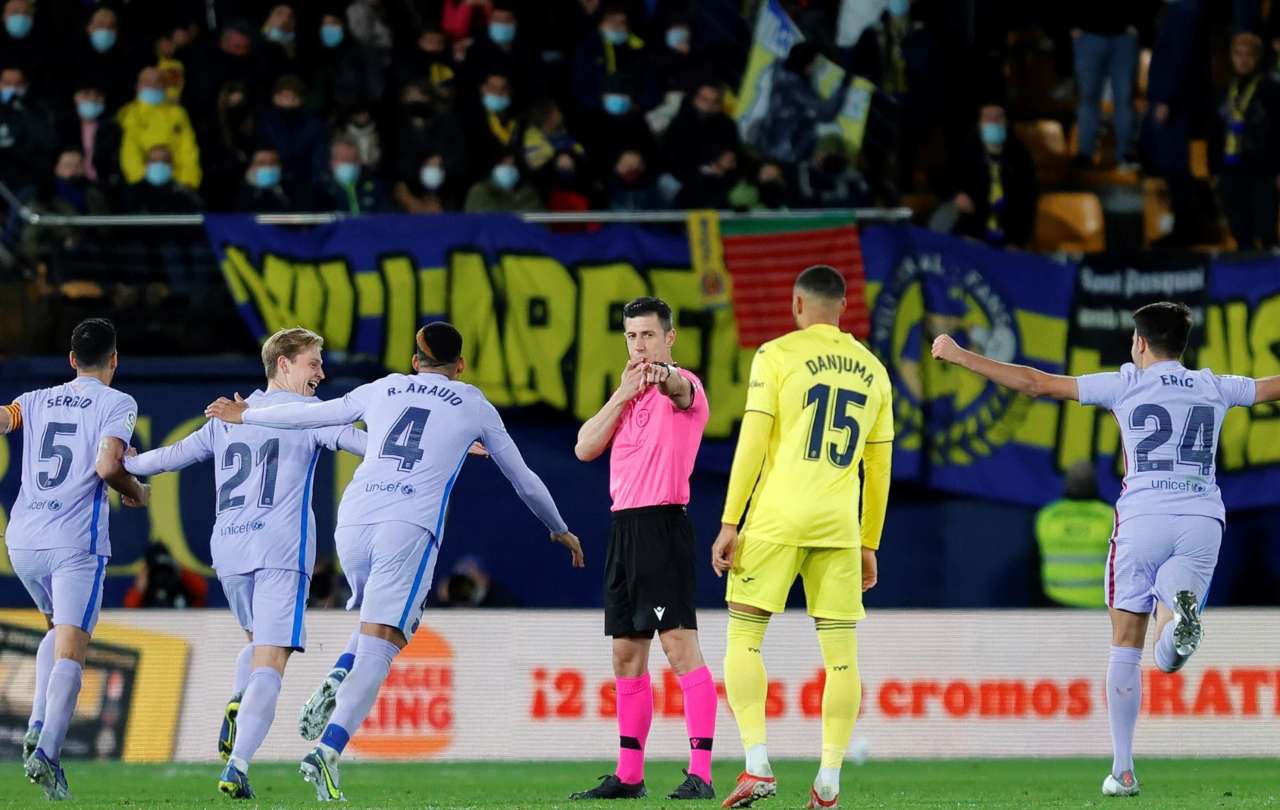La imagen que indigna al Villarreal (y que ni se vio): el árbitro, de colegueo con jugadores del Barça 